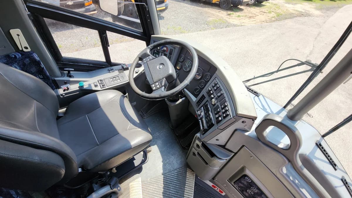 2007 MCI J4500 Coach Bus  - Image 7