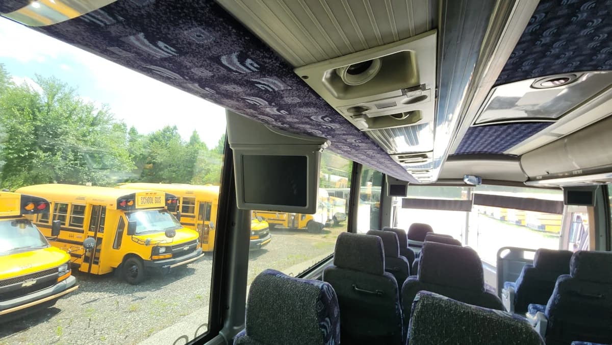 2007 MCI J4500 Coach Bus  - Image 18
