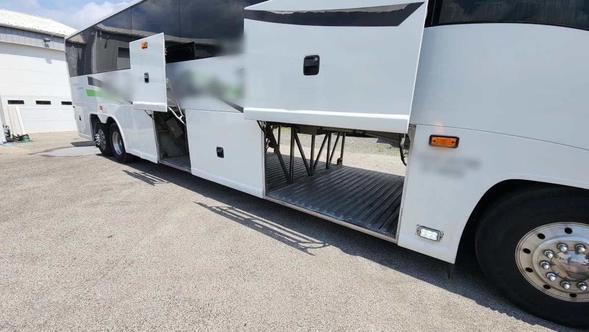 2007 MCI J4500 Coach Bus  - Image 21