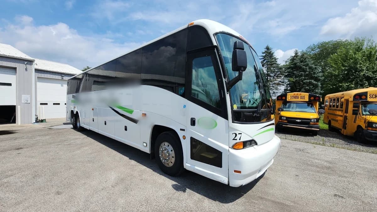 2007 MCI J4500 Coach Bus  - Image 2