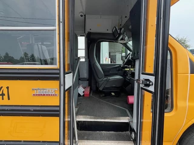 2015 CHEVROLET C4500 Thomas - Image 6