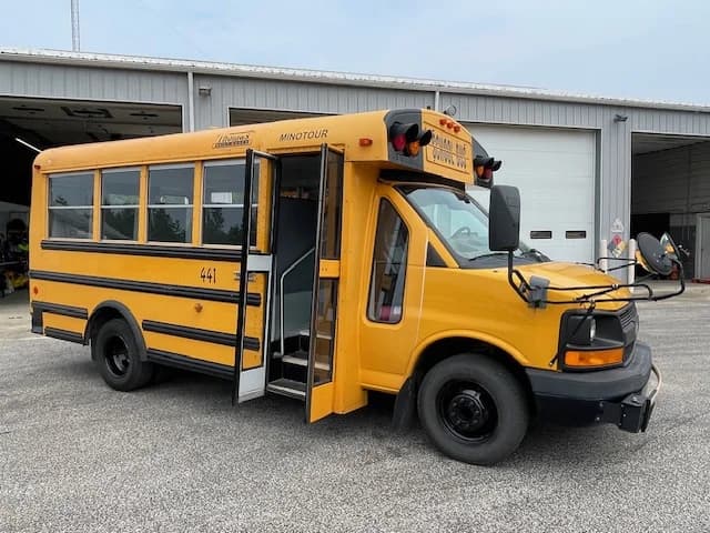 2015 CHEVROLET C4500 Thomas - Image 1