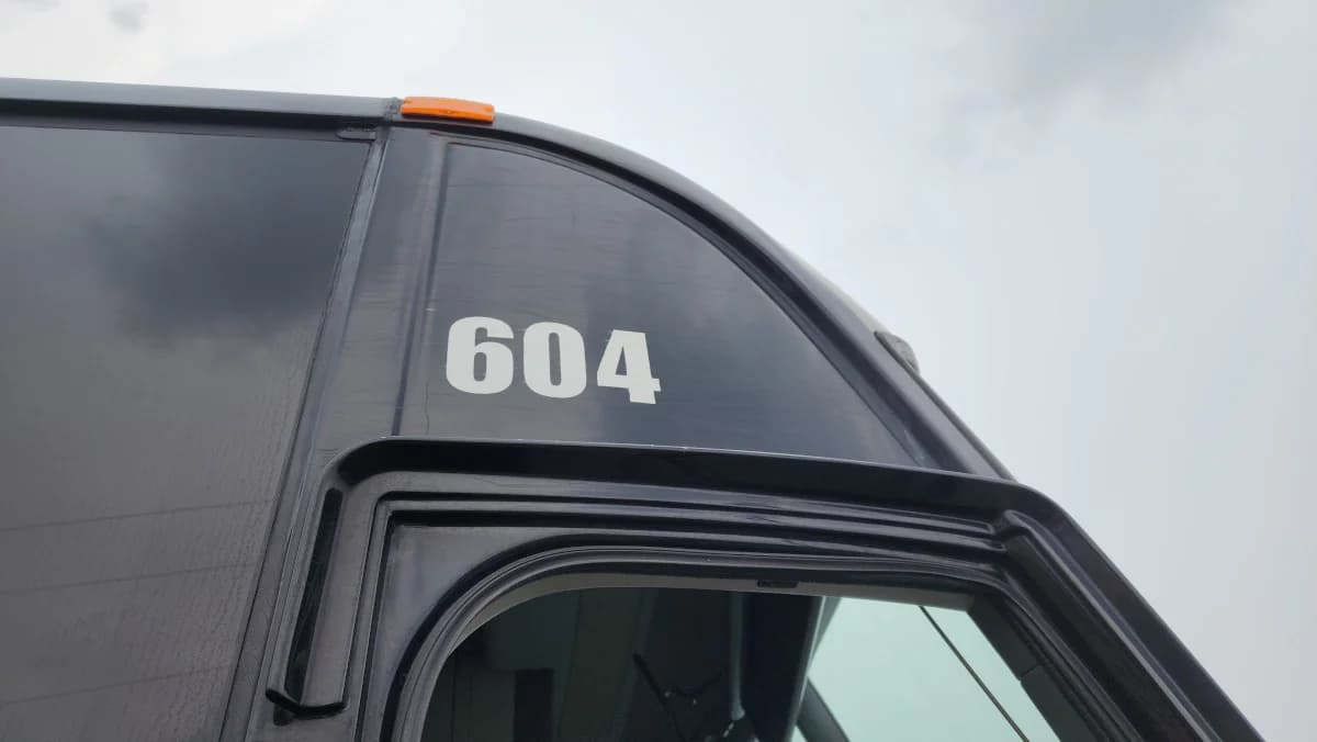 2011 MCI J4500 NEW ENGINE - Image 38