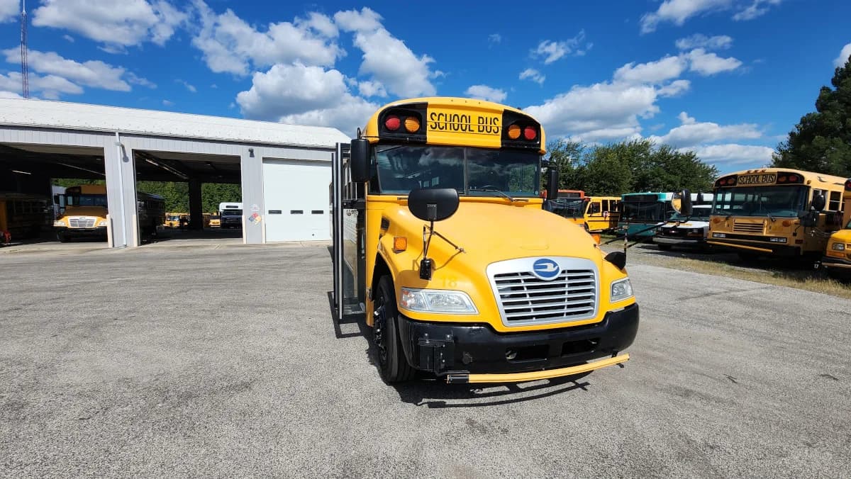 2016 Blue Bird Vision 72P - Image 18