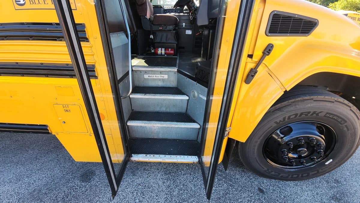 2015 Blue Bird Vision 72 Passenger - Image 5
