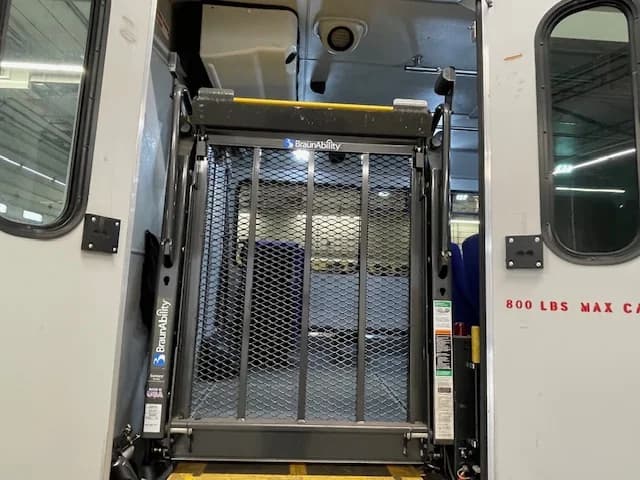 2016 Ford F-550 Glaval ADA 28P - Image 7