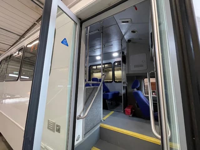 2016 Ford F-550 Glaval ADA 28P - Image 8