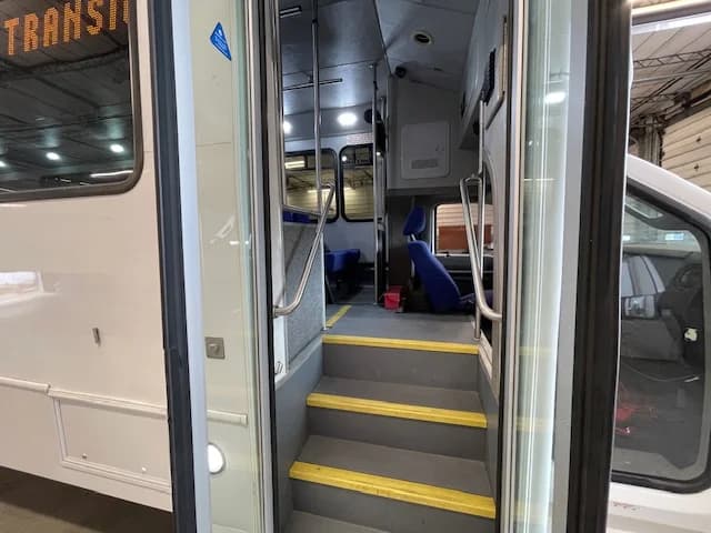 2016 Ford F-550 Glaval ADA 28P - Image 9