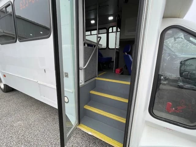 2016 Ford F-550 Glaval ADA 28P - Image 21