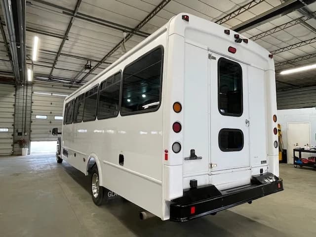 2016 Ford F-550 Glaval ADA 28P - Image 4