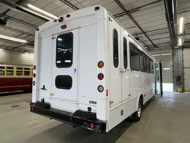 2016 Ford F-550 Glaval ADA 28P - Image 3