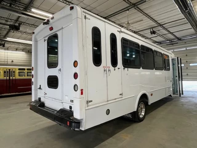 2016 Ford F-550 Glaval ADA 28P - Image 25