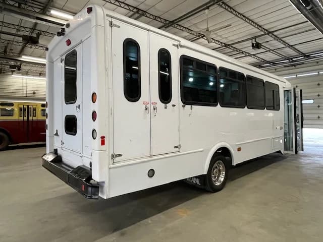 2016 Ford F-550 Glaval ADA 28P - Image 13