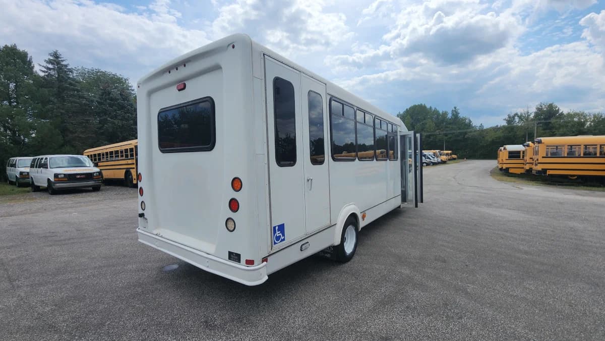 2019 Ford E-450 22P Shuttle  - Image 27