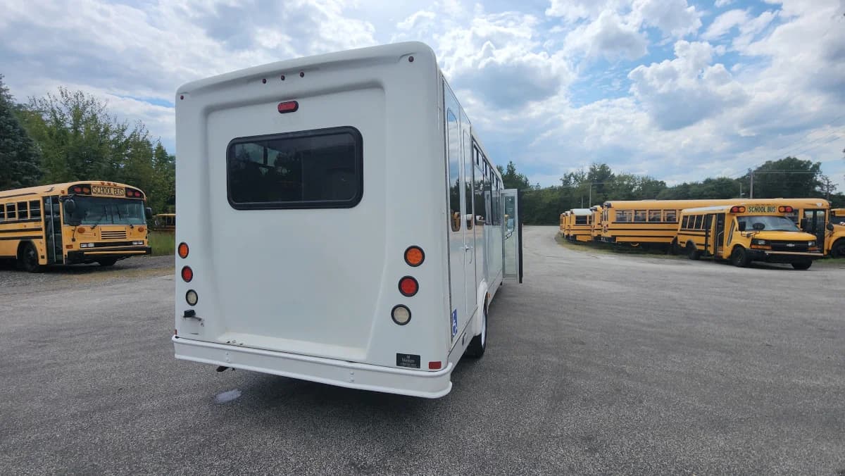 2019 Ford E-450 22P Shuttle  - Image 28
