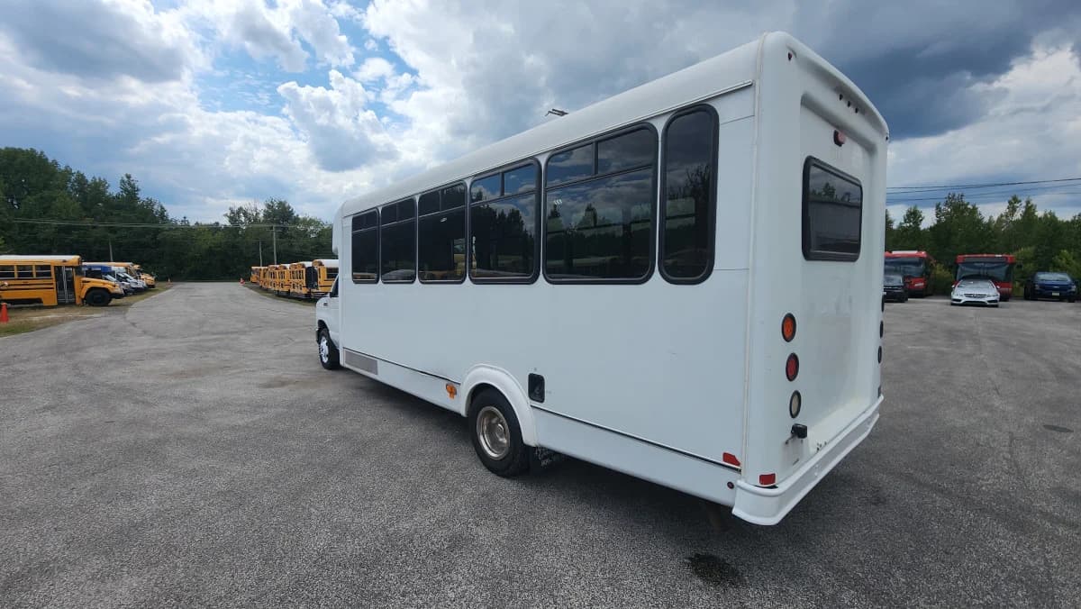 2019 Ford E-450 22P Shuttle  - Image 4