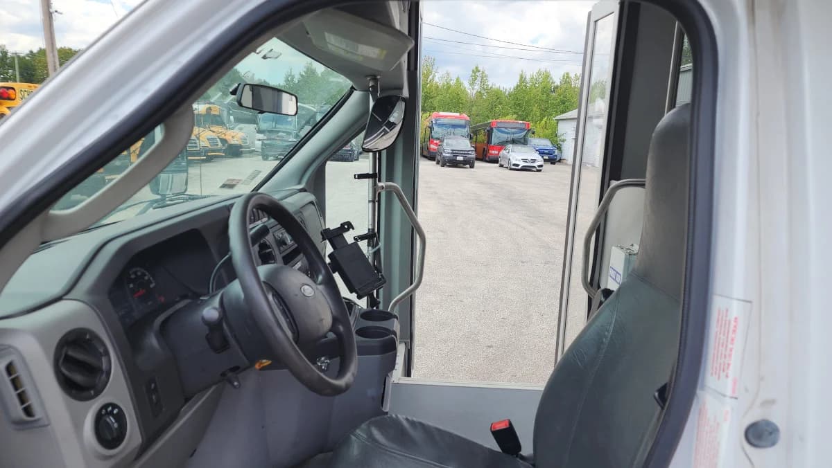 2019 Ford E-450 22P Shuttle  - Image 32