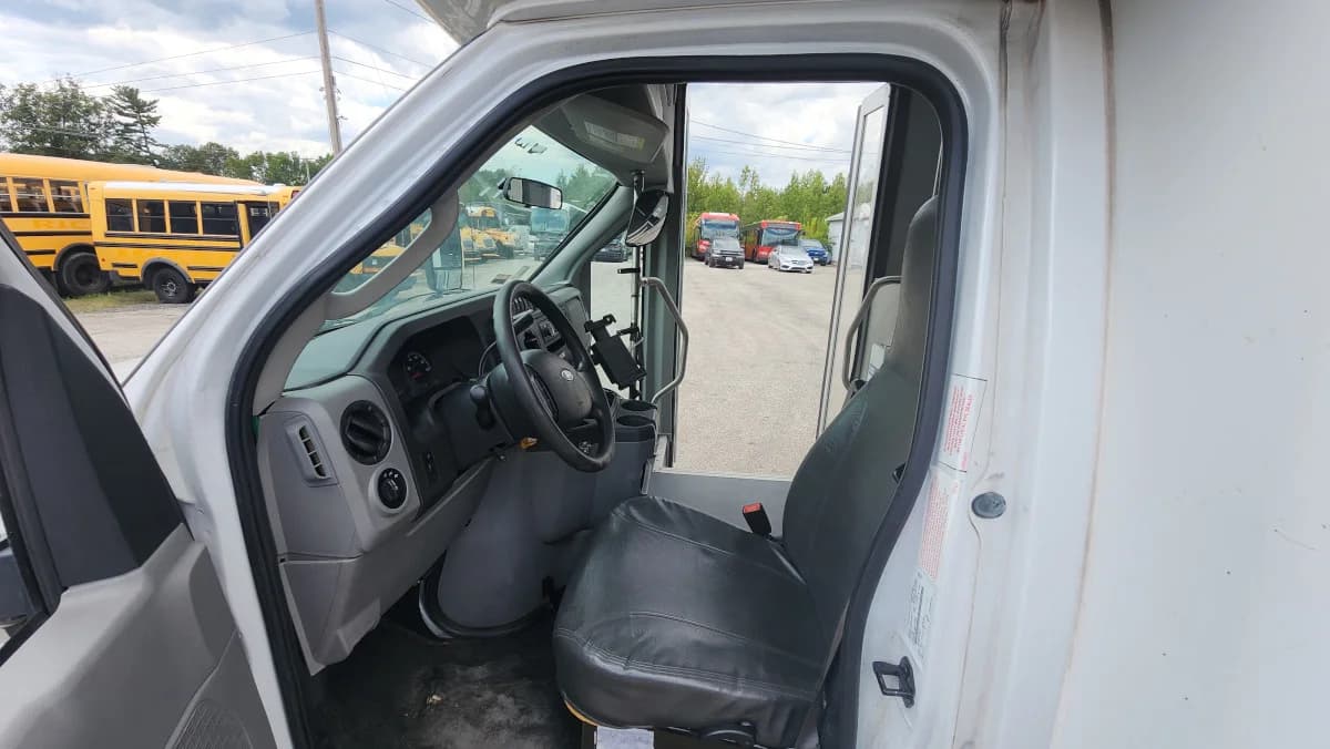 2019 Ford E-450 22P Shuttle  - Image 5