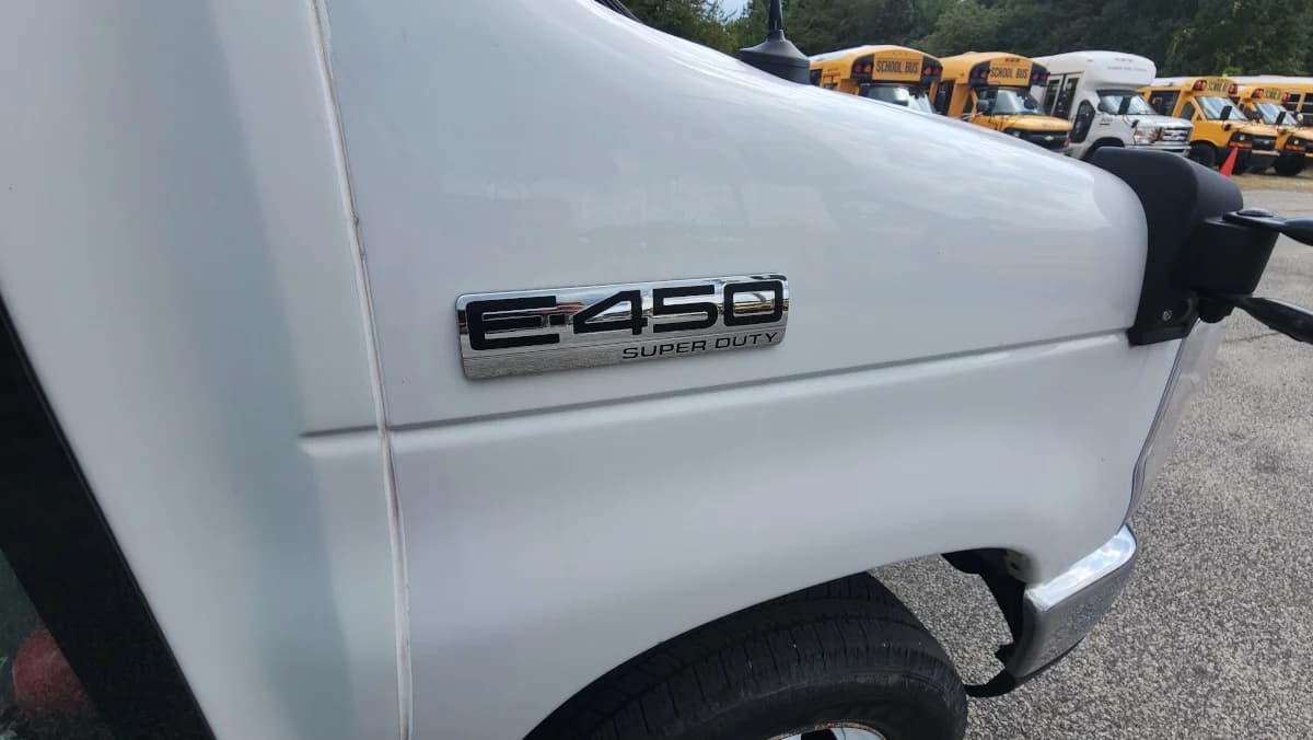 2019 Ford E-450 22P Shuttle  - Image 31