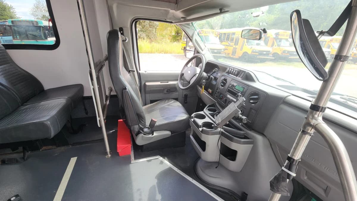 2019 Ford E-450 22P Shuttle  - Image 8