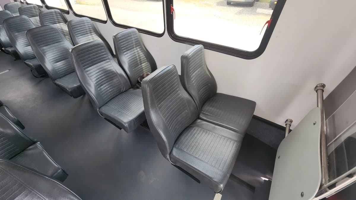 2019 Ford E-450 22P Shuttle  - Image 10