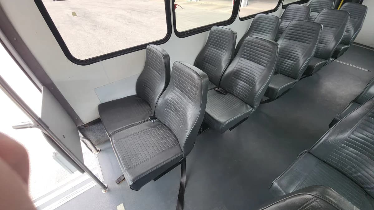 2019 Ford E-450 22P Shuttle  - Image 11