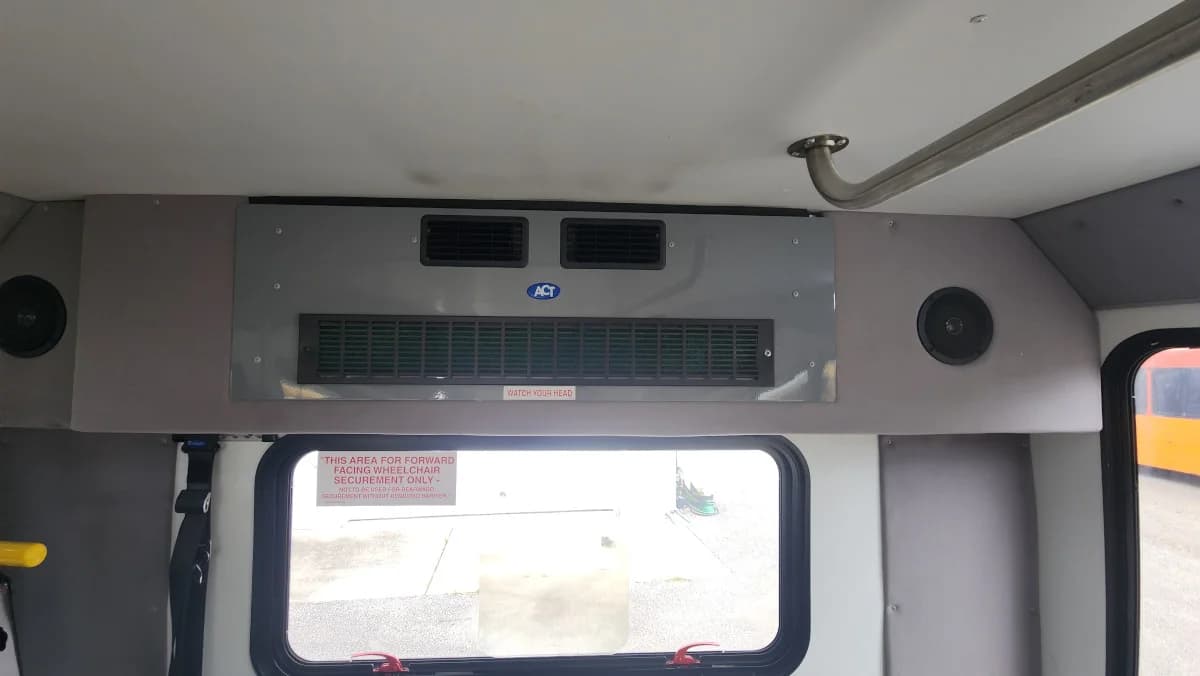 2019 Ford E-450 22P Shuttle  - Image 12