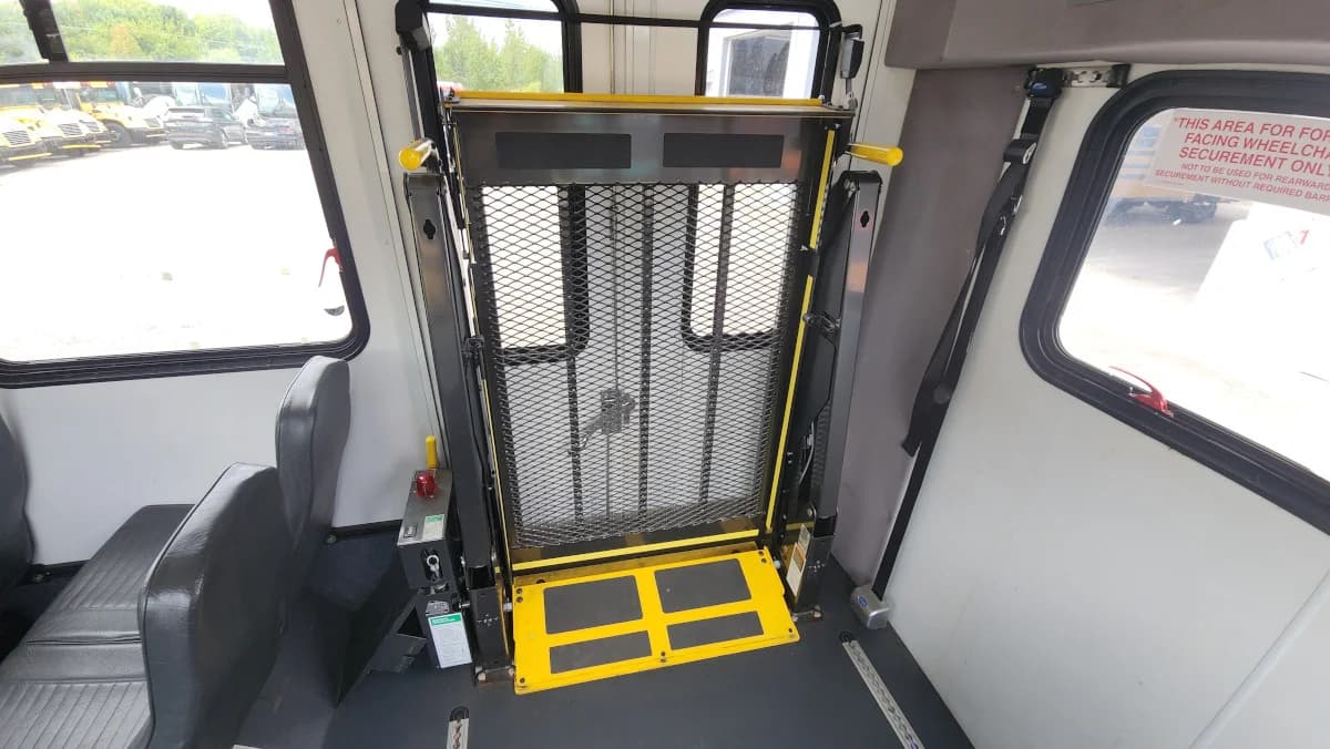 2019 Ford E-450 22P Shuttle  - Image 13