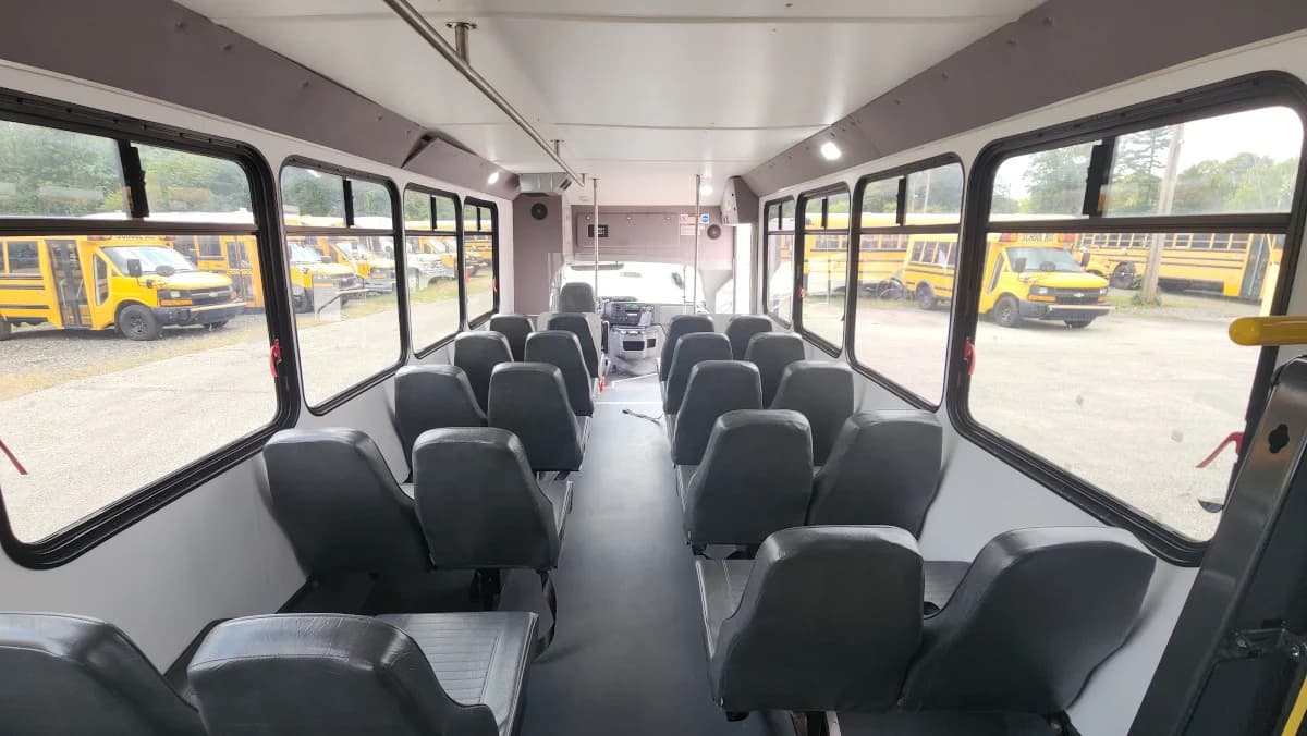 2019 Ford E-450 22P Shuttle  - Image 15