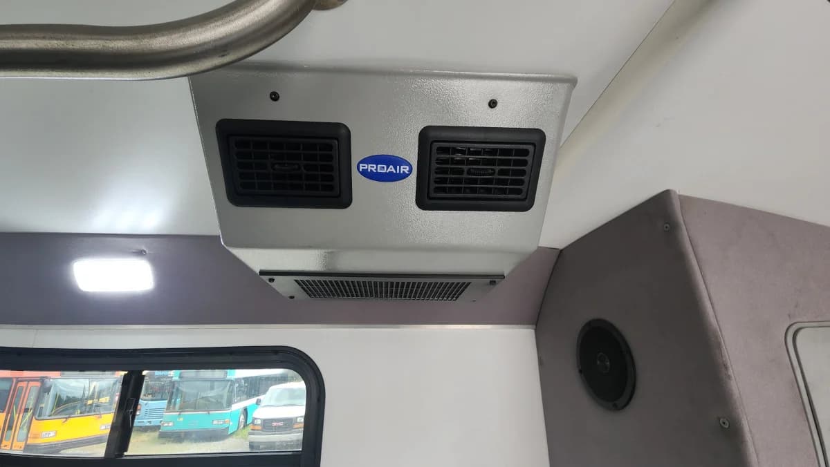 2019 Ford E-450 22P Shuttle  - Image 16