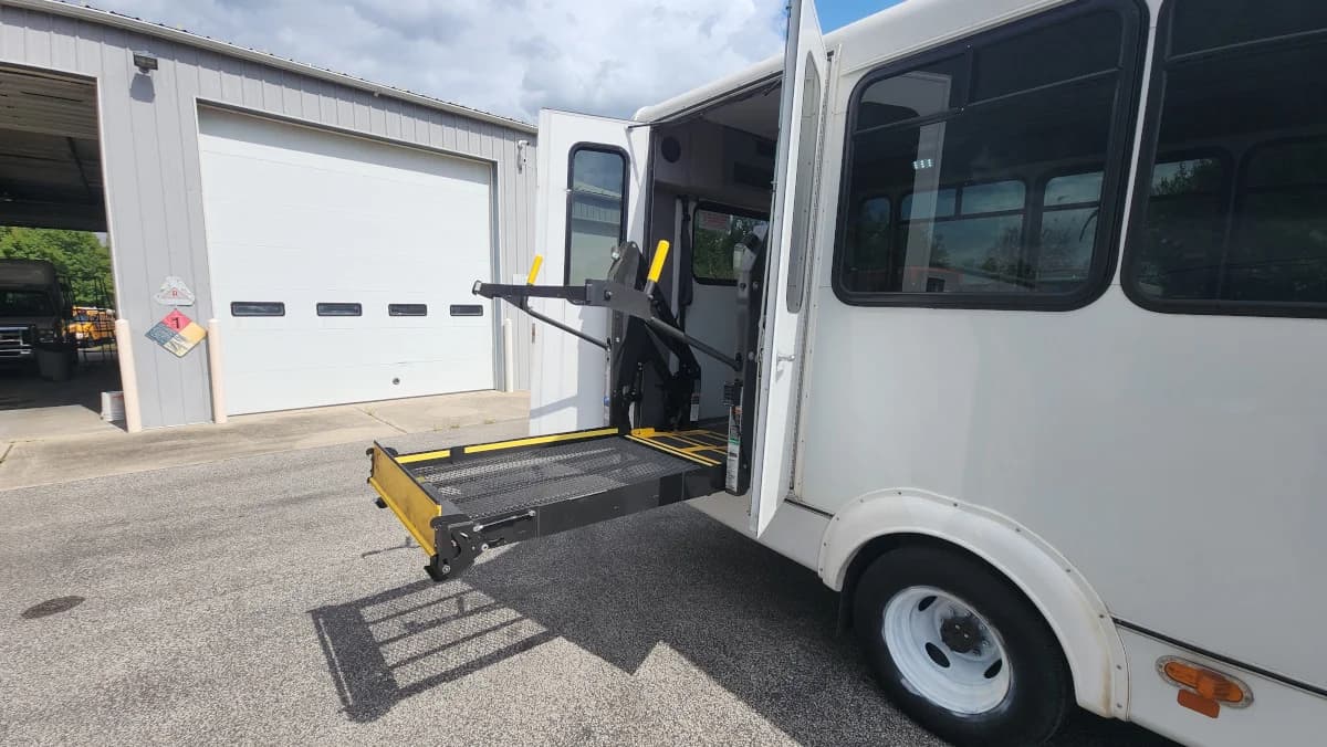 2019 Ford E-450 22P Shuttle  - Image 20