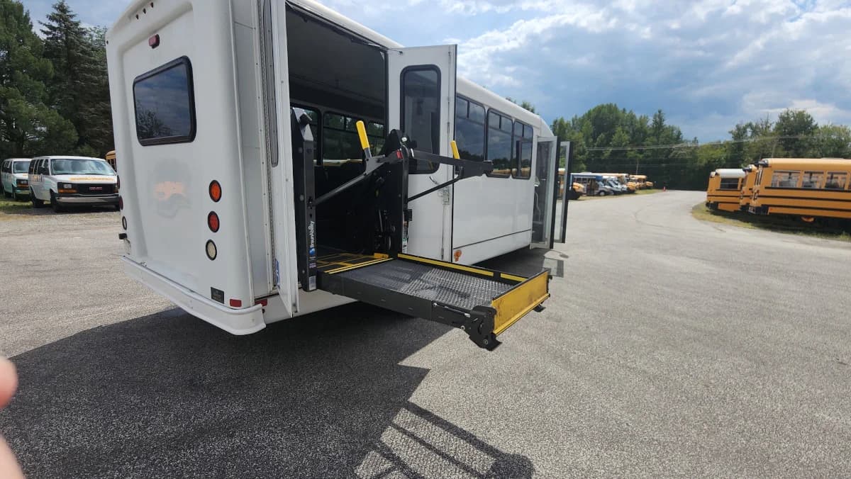 2019 Ford E-450 22P Shuttle  - Image 21
