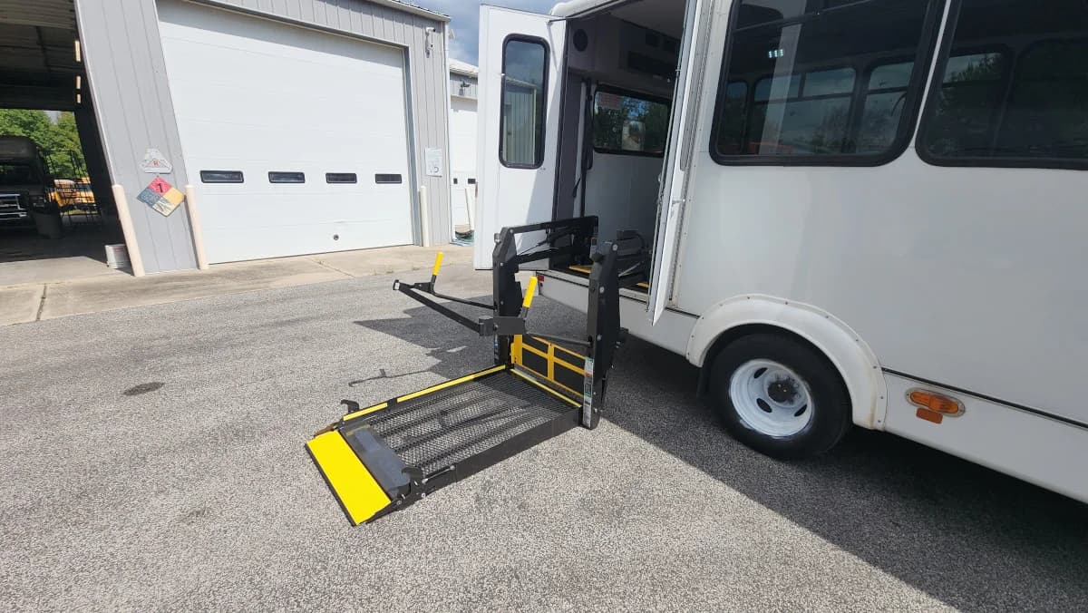 2019 Ford E-450 22P Shuttle  - Image 6