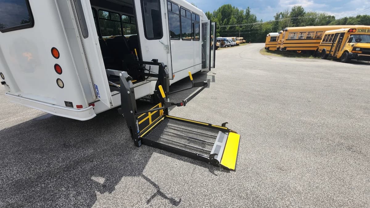 2019 Ford E-450 22P Shuttle  - Image 22