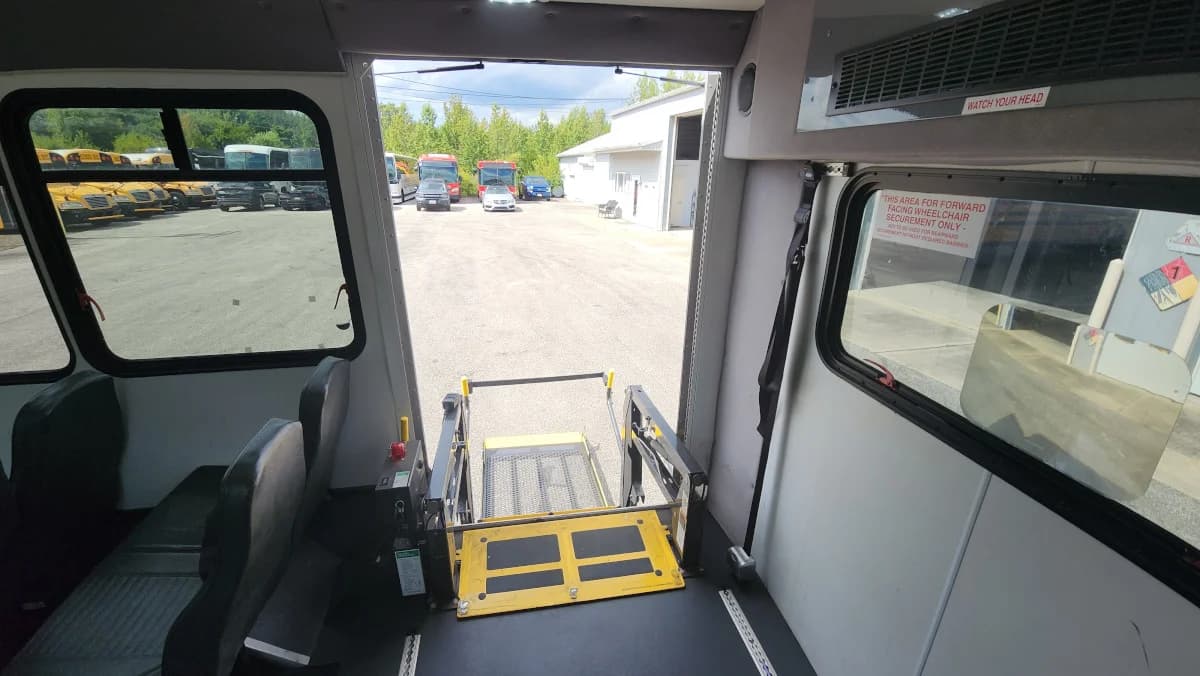 2019 Ford E-450 22P Shuttle  - Image 14