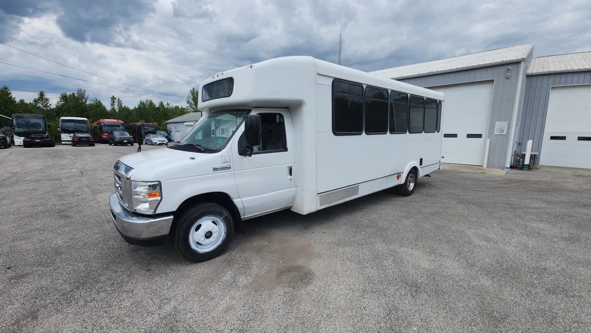 2019 Ford E-450 22P Shuttle  - Image 1