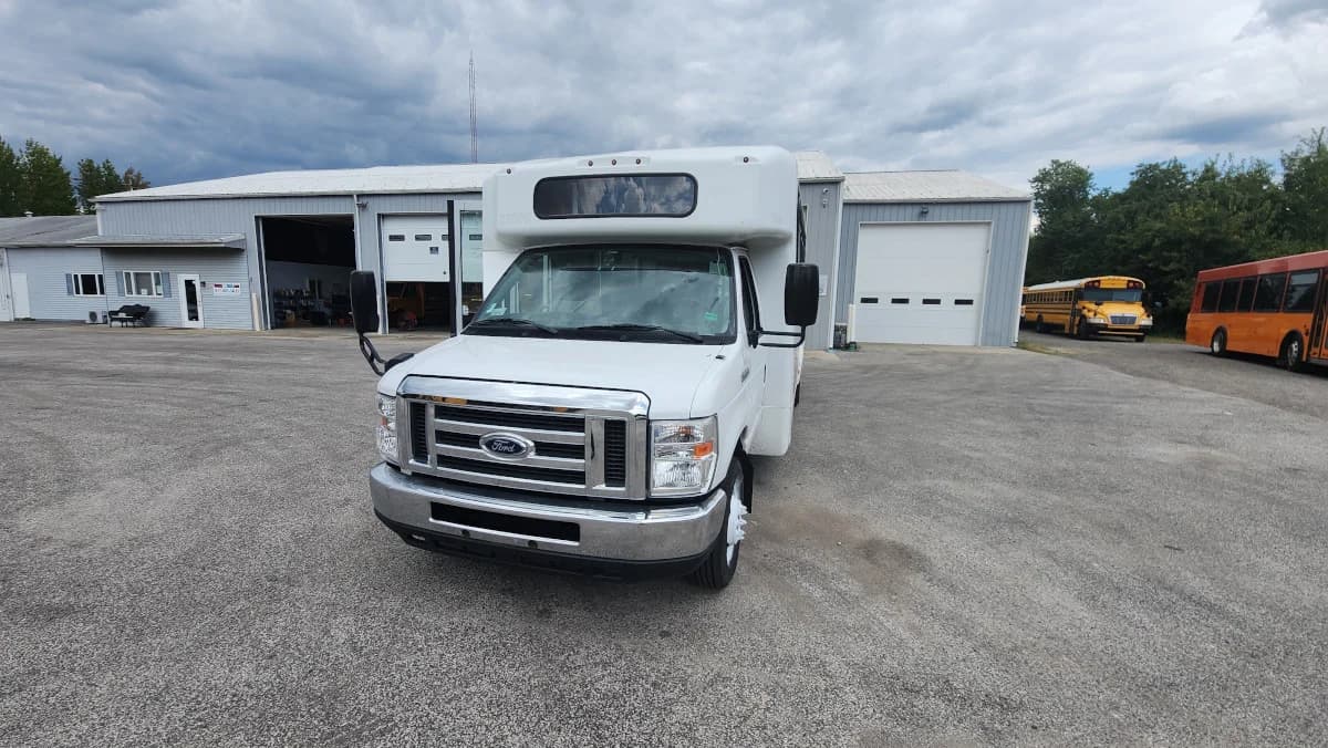 2019 Ford E-450 22P Shuttle  - Image 24