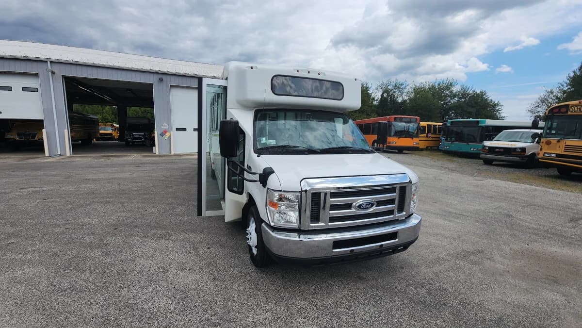 2019 Ford E-450 22P Shuttle  - Image 25