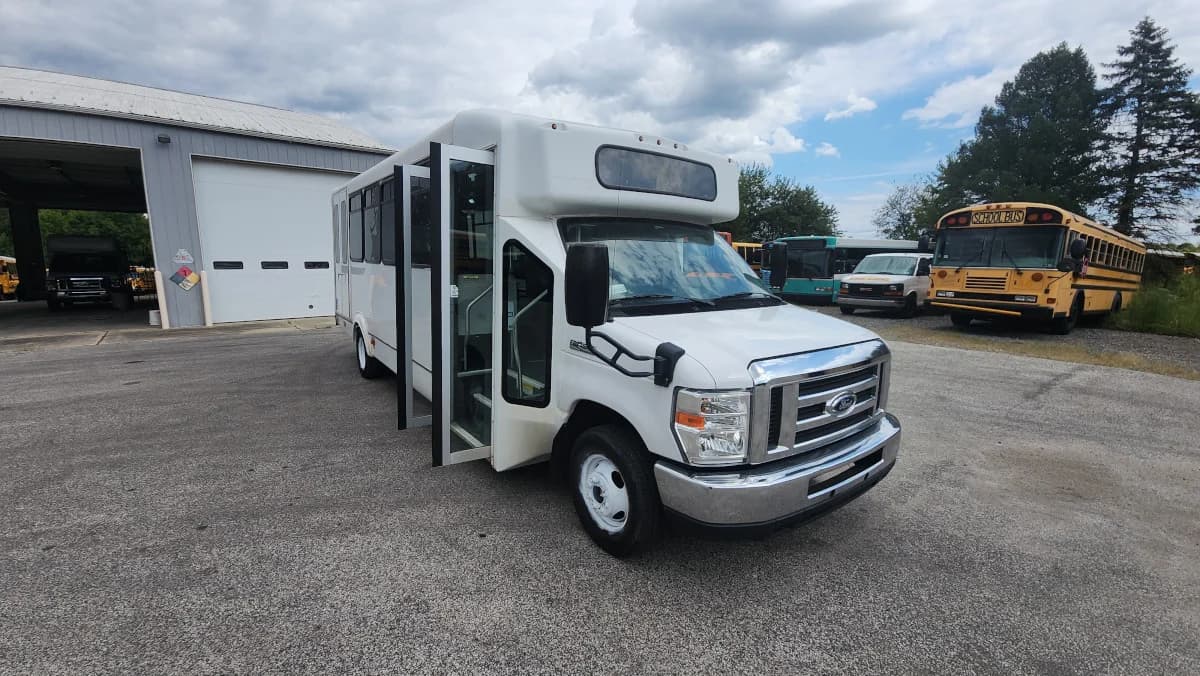 2019 Ford E-450 22P Shuttle  - Image 26