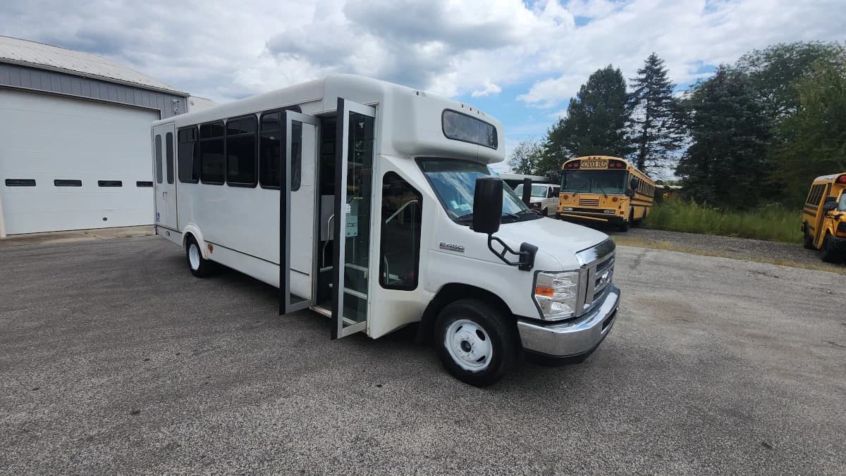 2019 Ford E-450 22P Shuttle  - Image 2