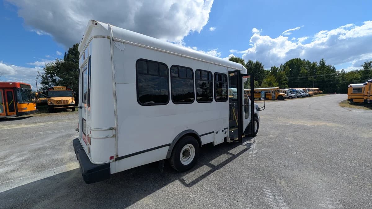 2016 Ford E350 12P Non-CDL  - Image 3