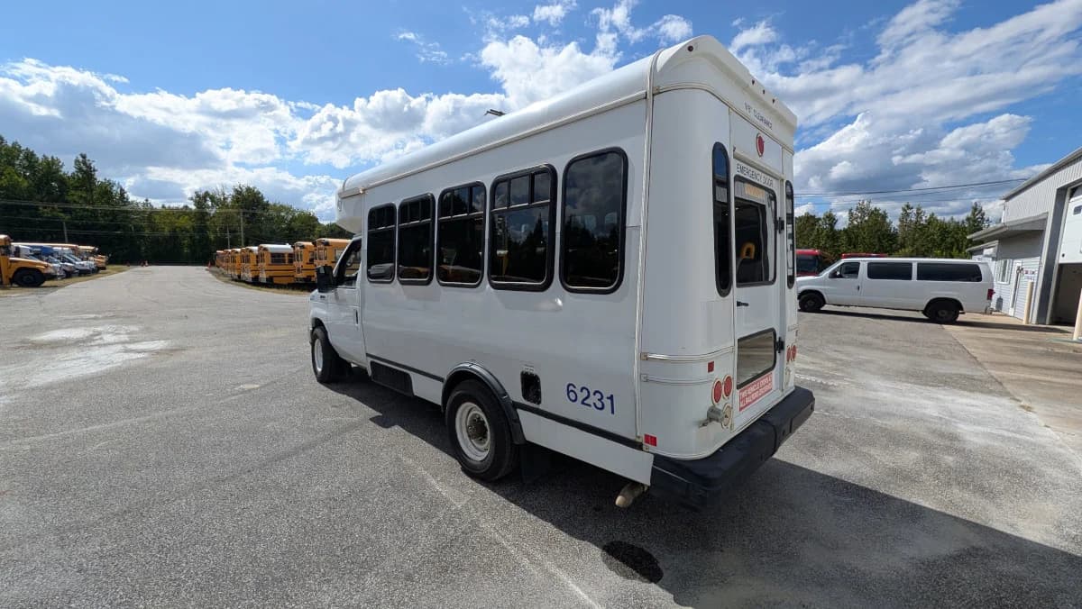 2016 Ford E350 12P Non-CDL  - Image 4