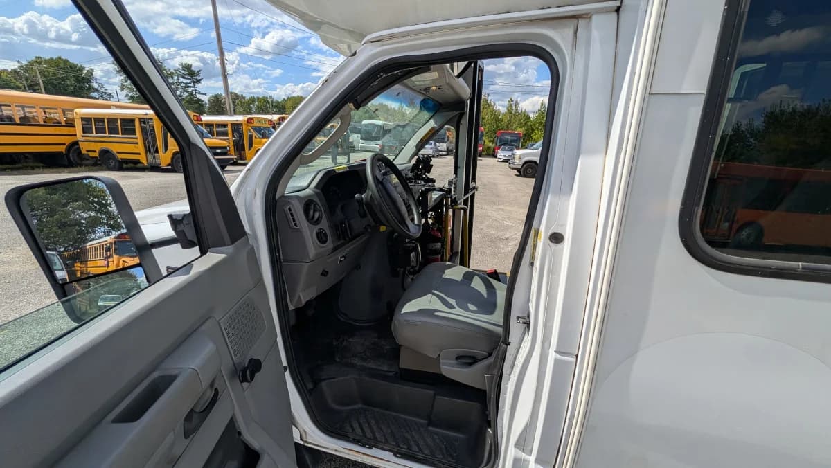 2016 Ford E350 12P Non-CDL  - Image 5