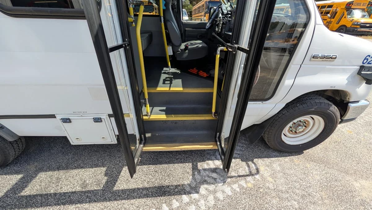 2016 Ford E350 12P Non-CDL  - Image 7