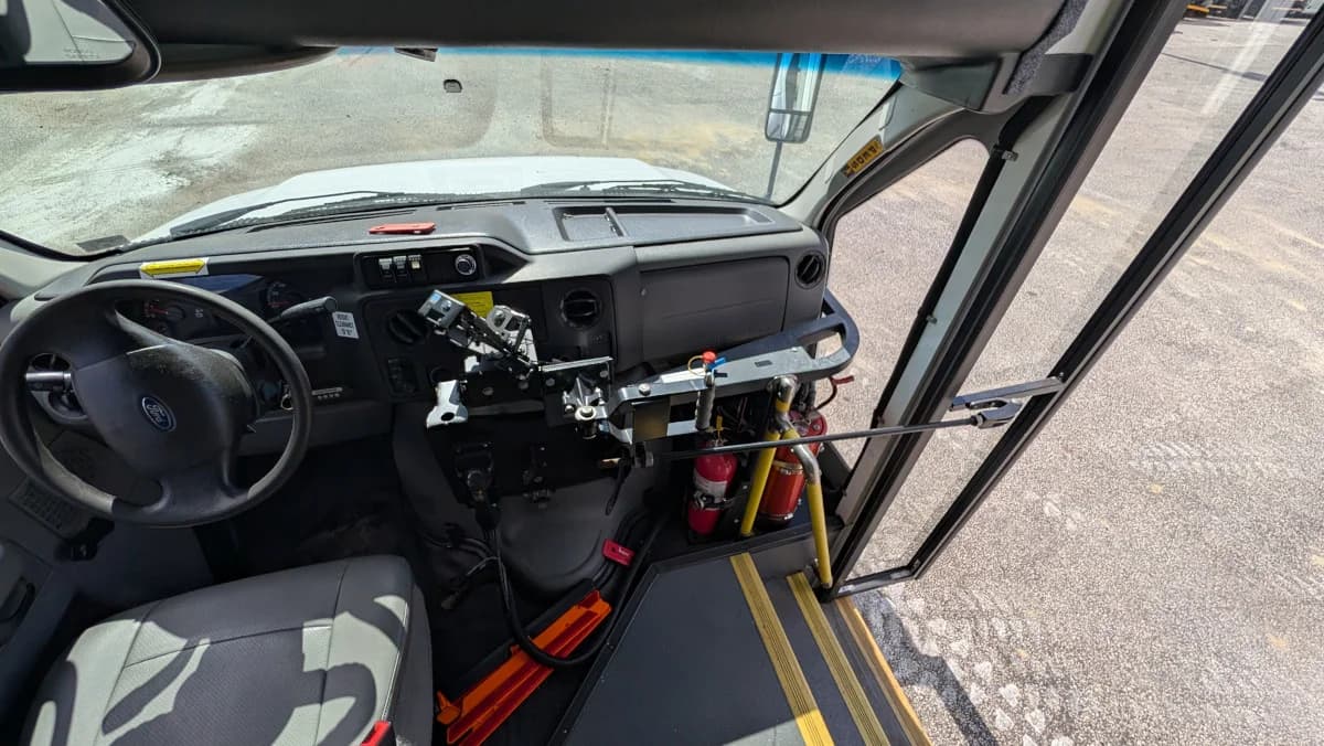 2016 Ford E350 12P Non-CDL  - Image 9