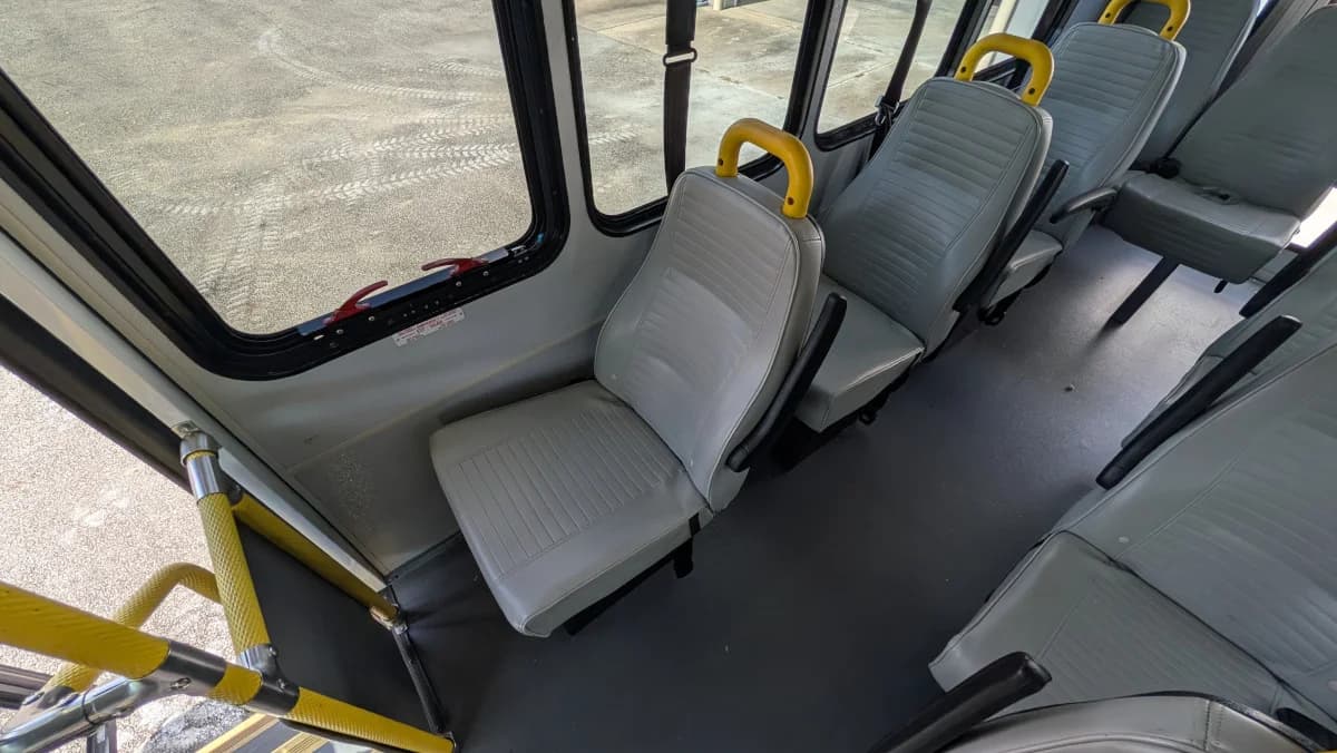 2016 Ford E350 12P Non-CDL  - Image 12