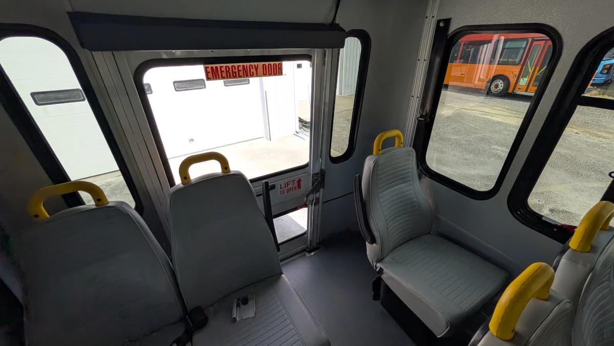 2016 Ford E350 12P Non-CDL  - Image 13