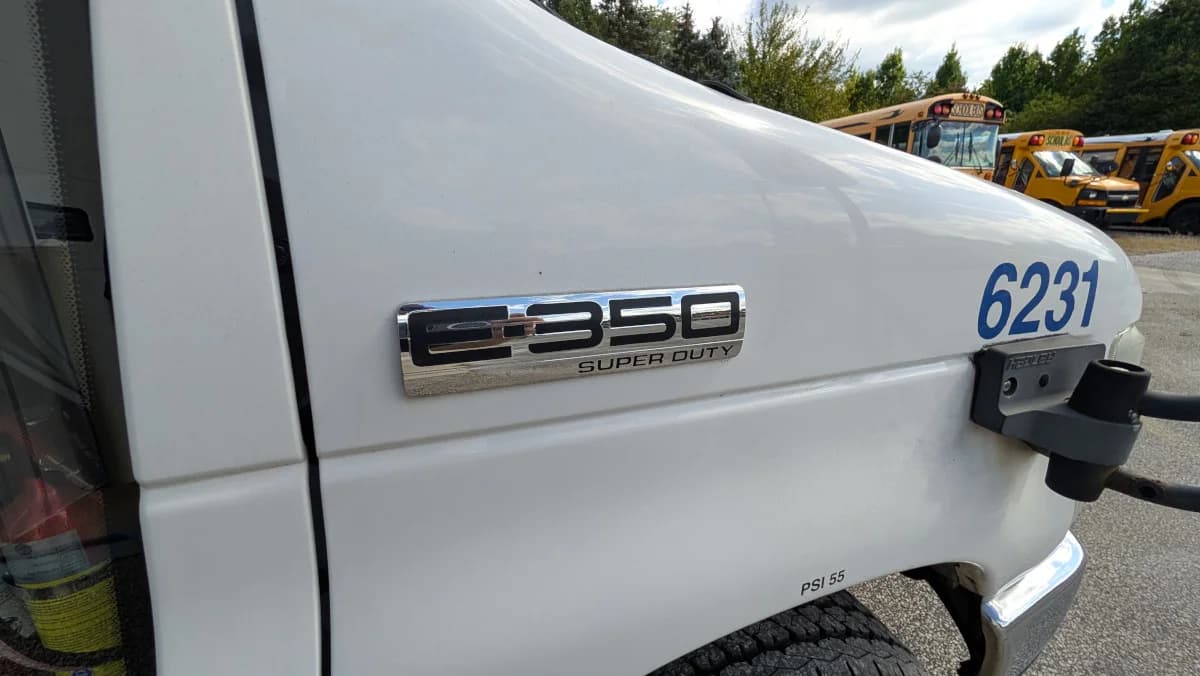 2016 Ford E350 12P Non-CDL  - Image 29