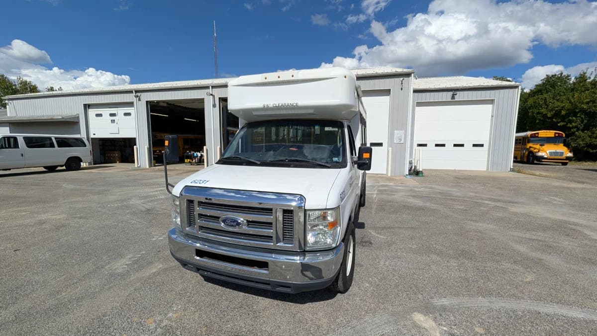 2016 Ford E350 12P Non-CDL  - Image 23