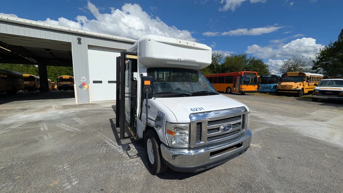 2016 Ford E350 12P Non-CDL  - Image 22